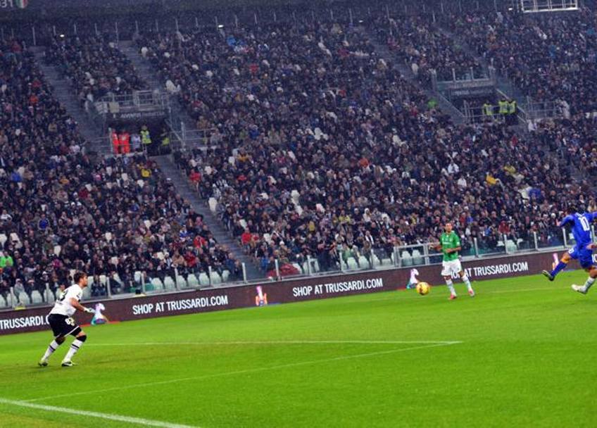 Ecco il destro con cui Carlitos supera anche Mirante:  il quarto gol della Juve, che batter il Parma 7-0 (Ansa)